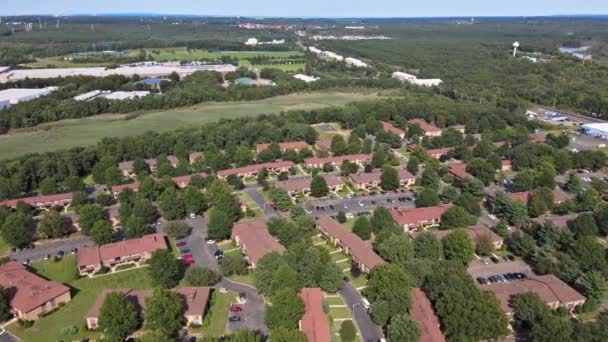 Landschaft Luftaufnahme erstaunliche panoramische Kleinstadt einer Nachbarschaft mit einem im Lifestyle wohnhaften grünen Waldgebieten. — Stockvideo