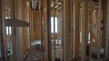 İnşaat halindeki bir evin yeni inşaat iskeleti