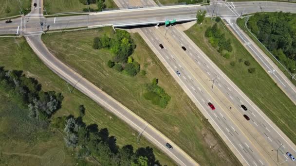 Luftaufnahme Autobahnkreuz mehrere Autobahnkreuze Cleveland Ohio — Stockvideo