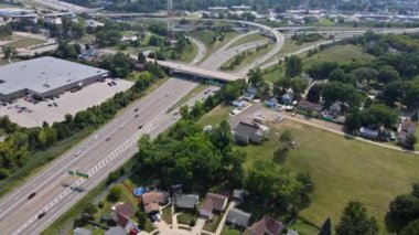 Köprüler, yollar şehrin yüksek kavşak ve kavşak kavşağının hava manzaralı trafiği ile Cleveland Ohio USA