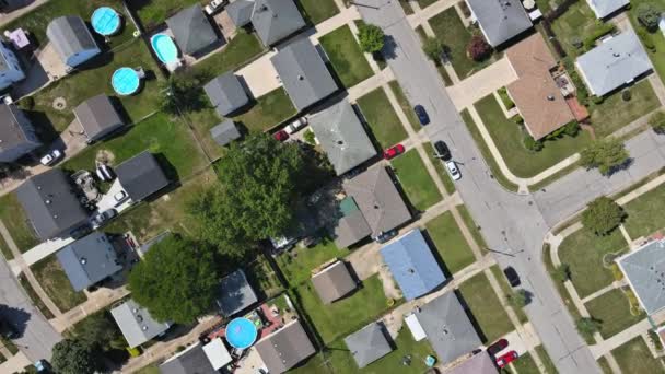 Szenische saisonale Landschaft von oben Luftaufnahme einer kleinen Stadt auf dem Land Cleveland Ohio US — Stockvideo