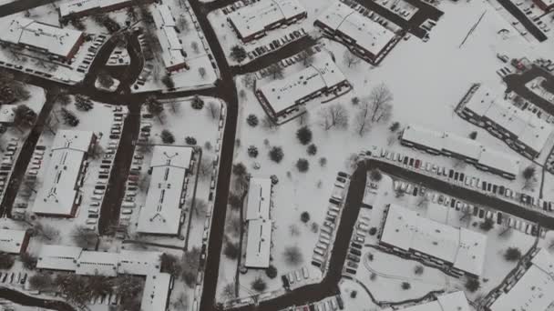 Şehir caddesinin tepesinden manzaralı evler karla kaplı binalar, bulutlu bir gün. — Stok video