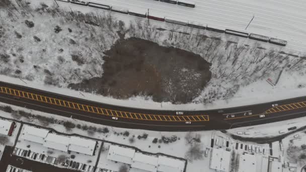 Luftaufnahme über den Schlafbereich und Straßenansicht aus der Schneedecke