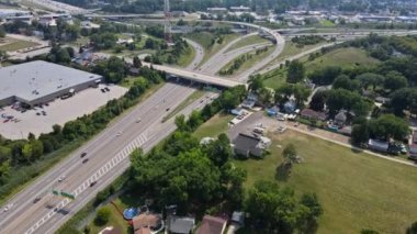 Köprüler, yollar şehrin yüksek kavşak ve kavşak kavşağının hava manzaralı trafiği ile Cleveland Ohio USA