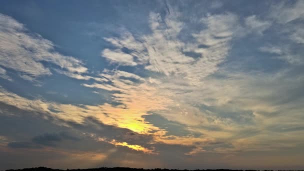 Krásný výhled z panoramatického východu slunce oblohy s jemnou barevné mraky pohled na timelapse — Stock video