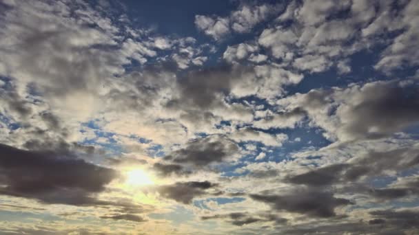 Dramatický měkký západ slunce krásný růžová fialová oranžová mraky proti modré obloze — Stock video