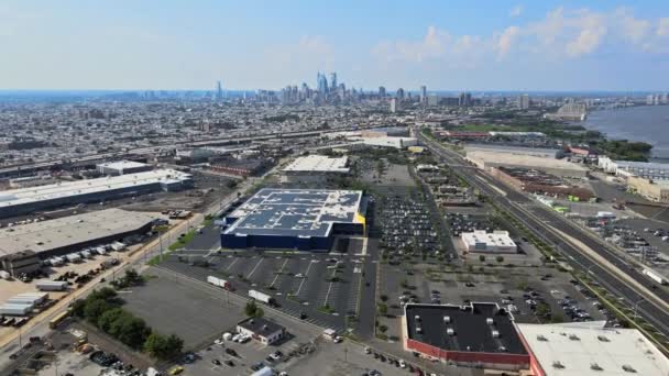 Vista aerea sullo skyline del centro di Filadelfia con centro commerciale di merci con un sacco di parcheggio — Video Stock