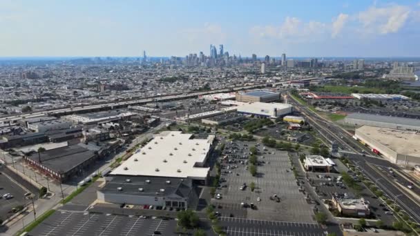 Vista aérea do bairro residencial no subúrbio com paisagem urbana de desenvolvimento doméstico misto ao longo do rio na cidade downtotop para baixo de Philadelphia PA EUA — Vídeo de Stock