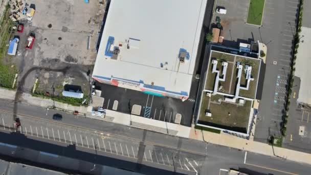 Le parking est presque entièrement rempli de voitures colorées à proximité sur le centre commercial de la hauteur du vol d'oiseau. — Video