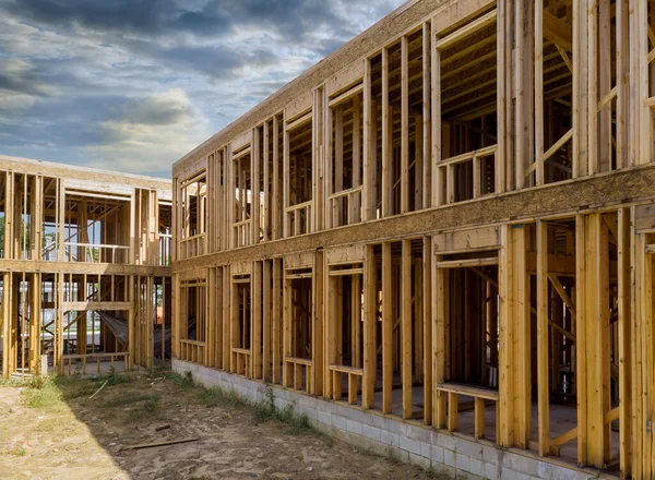 Bau Eines Neuen Eigenheims Außenbereich Holzrahmen Und Balkenkonstruktion Vor Blauem — Stockfoto