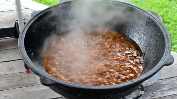 Cocina tradicional real pilaf uzbeko durante un estofado cordero en una carne de freír en caldero para pilaf — Vídeos de Stock