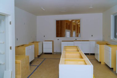 Mutfak ahşap dolapların beyazı. Merkezdeki ada için kurulum üssü çağdaş görünümlü.