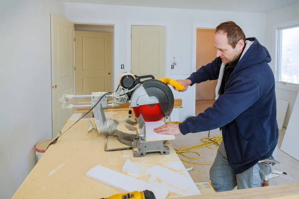 Builder Uses Circular Saw Tool Cut Wood Baseboard Woodwork Equipment — Stock Photo, Image