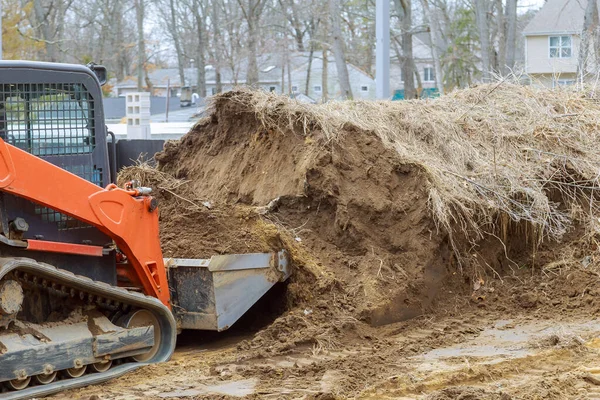 Tractor Pequeño Excavando Tierra Trabajando Con Nivel Del Suelo Suelo — Foto de Stock