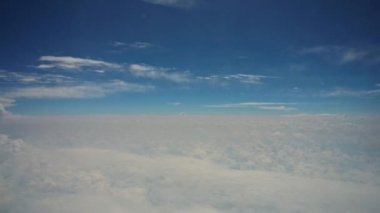 Bulutların üstündeki gökyüzünden inanılmaz bir gökyüzü manzarası.