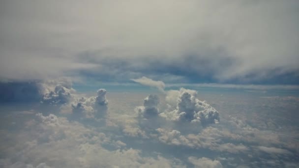 Nuage vue aérienne sur ciel bleu beau paysage naturel de la fenêtre de l'avion. — Video