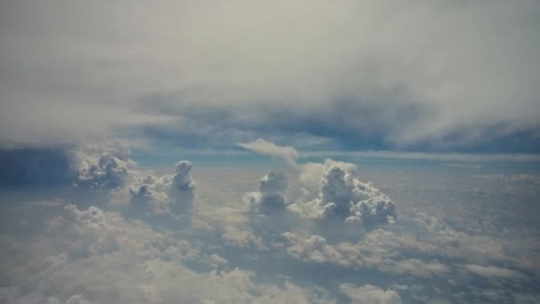 Nuvem vista aérea superior no céu azul bela paisagem natural da janela do avião. — Vídeo de Stock