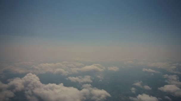 Vista incrível do horizonte do céu do avião acima das nuvens — Vídeo de Stock