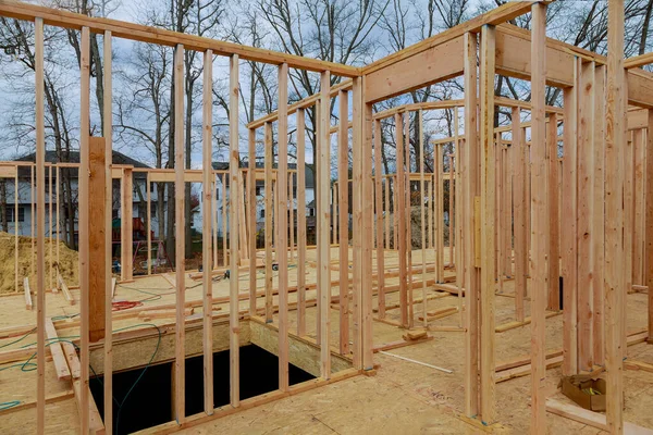 Nova Casa Construção Residencial Enquadrando Casa Contra Céu Azul — Fotografia de Stock