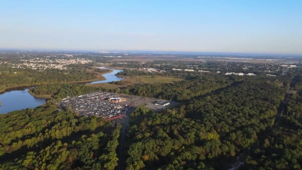 Widok z lotu ptaka aukcja używanych samochodów na sprzedaż parking na terenie lasu i rzeki — Wideo stockowe
