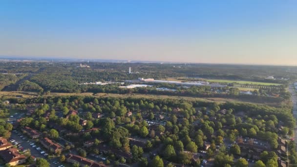 Fantastiskt landskap av antenn utsikt från drönaren i ett område med en skog i livsstil bostadsområde grönområden — Stockvideo