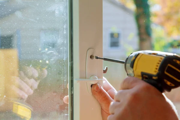 Handyman Usando Destornillador Taladro Para Instalar Cerradura Puerta Una Casa —  Fotos de Stock