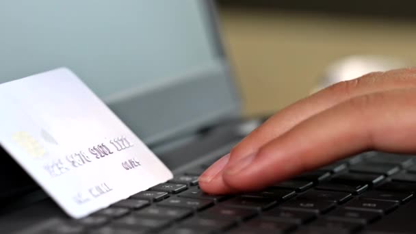 Работа на ноутбуке в черную пятницу онлайн оплаты кредитной карты — стоковое видео