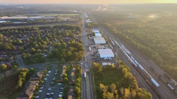 Hösten landskap antenn utsikt över tåget på järnväg i dimma vid soluppgången i fall dimma träd, järnväg med väg, bostäder en stad stadsområden — Stockvideo