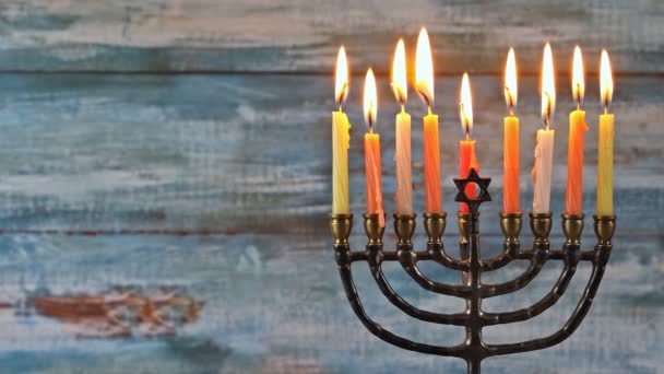 Menorah con todas las velas encendidas. Hanukkah velas celebrando — Vídeo de stock