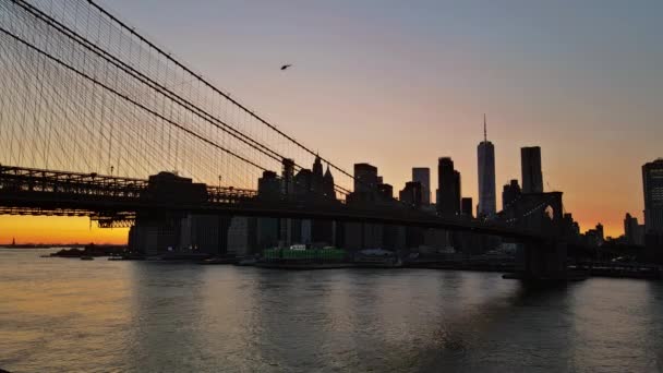 Schöne Brooklyn Bridge von New York City Manhattan Midtown gesehen bei Sonnenuntergang USA. — Stockvideo