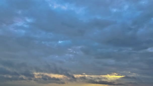 Dramatische zachte zonsopgang, prachtige wolken tegen blauwe lucht idyllische scène — Stockvideo