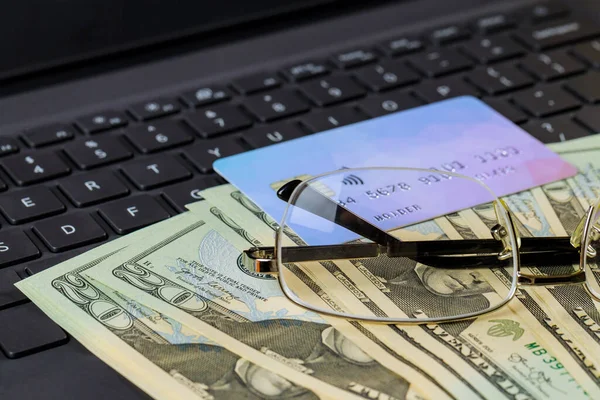 Dólares Americanos Óculos Com Cartão Crédito Bancário Teclado Portátil Preto — Fotografia de Stock