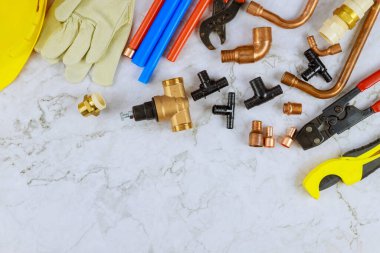 Su sistemi için plastik borular, boru kesme araçları, köşeler, tutucular, musluklar, adaptörler ve inşaat sahasında tesisat için ekipman üzerine çalışma eldivenleri kurulumu