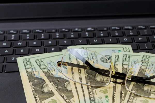 Notas Americanas Vinte Dólares Óculos Teclado Laptop Commerce Dinheiro Negócios — Fotografia de Stock