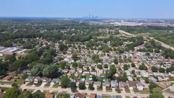 Krajina letecký pohled úžasné panoramatické malé město v sousedství s životní styl obytných zelených lesních ploch nad leteckým výhledem Cleveland Ohio US — Stock video