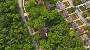 Havadan bakıldığında manzara Cleveland Ohio ABD şaşırtıcı panoramik küçük bir kasaba yaşam tarzı yeşil bölgelere sahip.