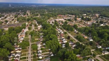 Havadan bakıldığında Cleveland Ohio 'da küçük bir kasabanın uyuma alanının havadan görünüşü kompleks bir manzara barındırır.