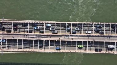 Brooklyn Köprüsü 'nün üzerinde Amerikan bayrağı dalgalanan bir hava dalgası..