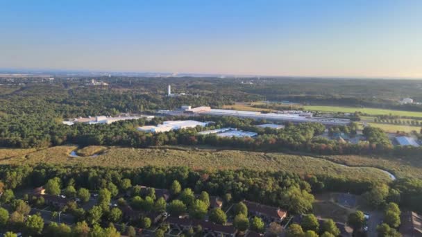 Vista aérea da bela pequena cidade paisagem incrível de cena maravilhosa com casas verde floresta — Vídeo de Stock