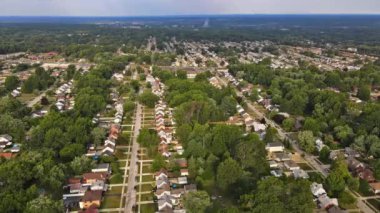 Hava manzarası nehir boyunca küçük yerleşim alanı topluluğu havadan bakıldığında Cleveland Ohio 'da güneşli bir yaz gününde.