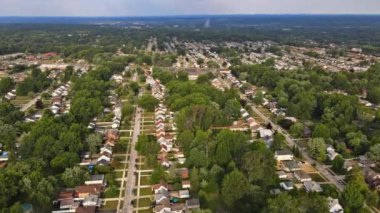 Hava manzarası nehir boyunca küçük yerleşim alanı topluluğu havadan bakıldığında Cleveland Ohio 'da güneşli bir yaz gününde.