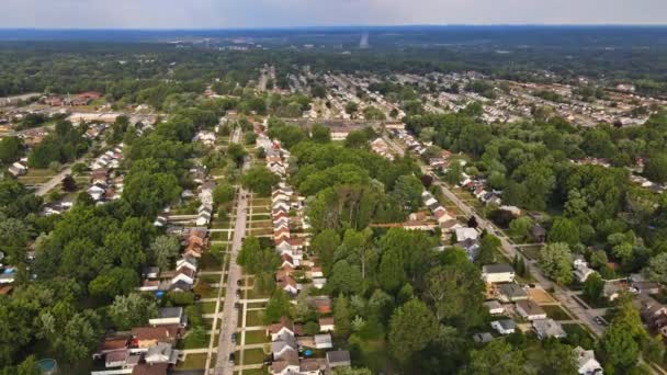 在美国俄亥俄州克利夫兰的空中景观之上，一个神秘的夏日，空中景观沿着河流的小住宅区社区 — 图库视频影像
