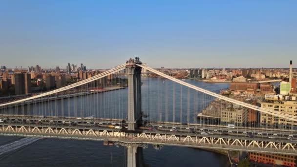 Manhattan Bridge mit Brooklyn New York City Wolkenkratzer Stadt über Hudson River. — Stockvideo