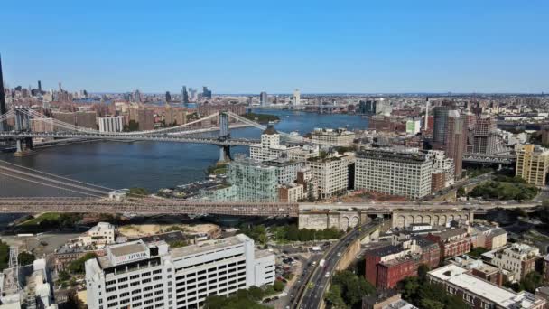 아름다운 브루클린 아파트들이 있는 브루클린 옥상 상공을 나는 비행기 — 비디오