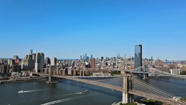 ブルックリンとマンハッタン橋の近くのブルックリンの都市スカイラインの住宅建築物と空中パノラマビューニューヨーク市 — ストック動画