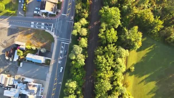 Vacker utsikt från höjden på hösten landskap skog på järnväg, väg — Stockvideo