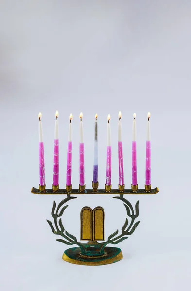 火のろうそくを持つHanukkaのMenorahは伝統的なシンボルのためのユダヤの休日です — ストック写真