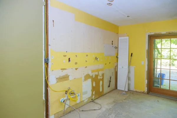 Home Remodel Drywall Puttying Sealing Cracks Gypsum Plaster Using Spatula — Stock Photo, Image