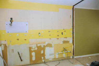 Ev tadilatı, duvarı alçıyla kaplamak için hasarı onarır.