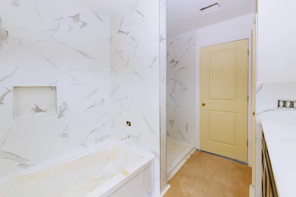 床と壁のタイルを敷設改修工事バスルームの未完成の再構築 — ストック写真